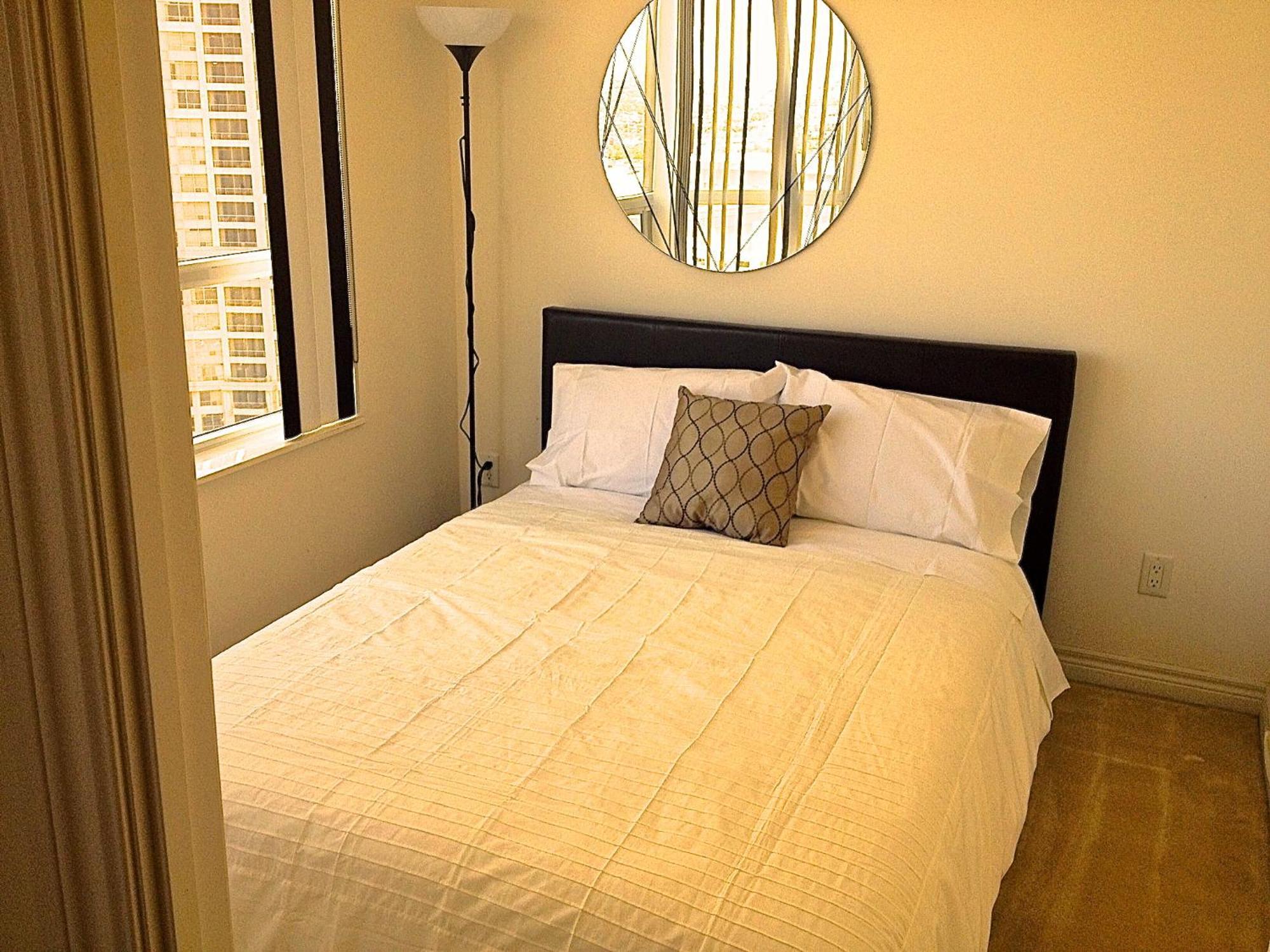 Royal Stays Furnished Apartments - Square One Mississauga Habitación foto