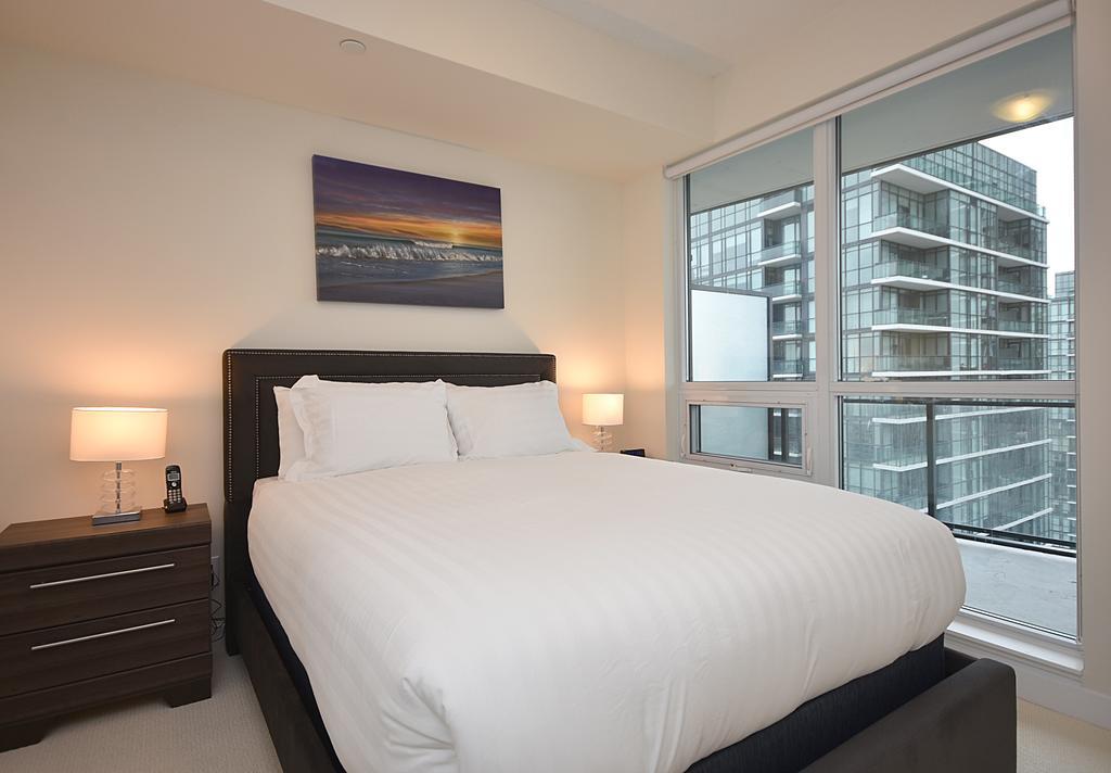 Royal Stays Furnished Apartments - Square One Mississauga Exterior foto