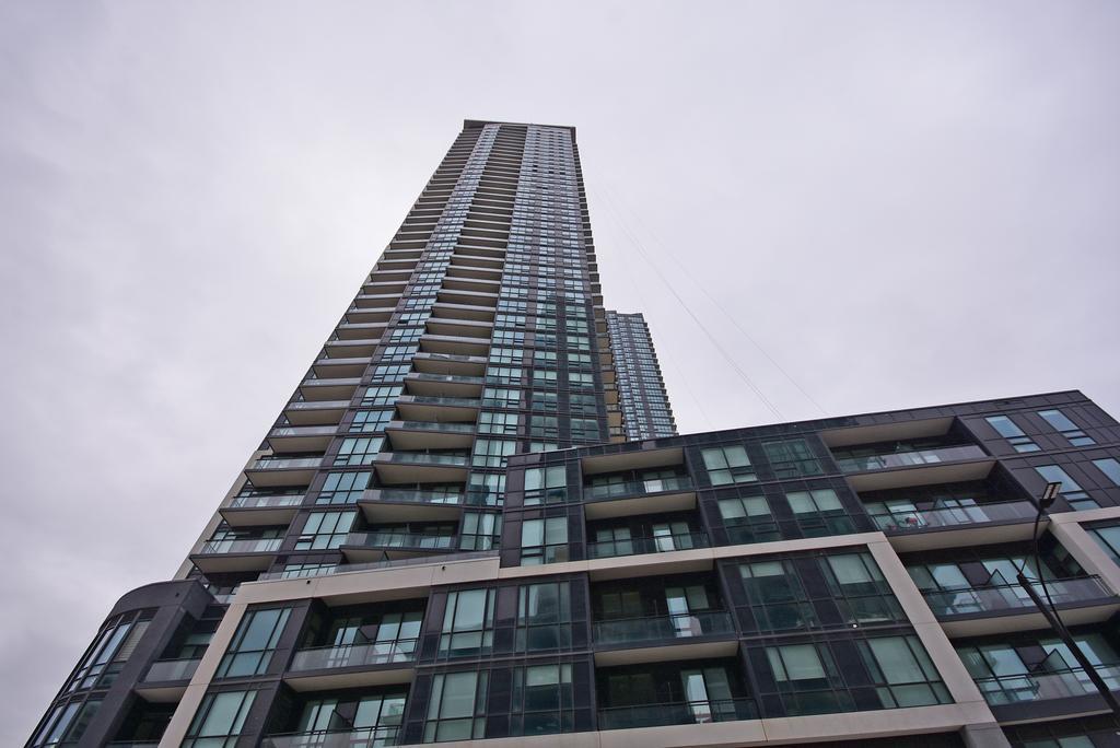 Royal Stays Furnished Apartments - Square One Mississauga Exterior foto