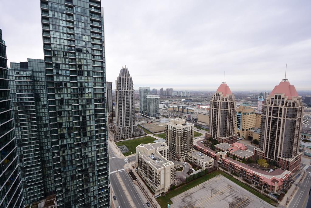 Royal Stays Furnished Apartments - Square One Mississauga Exterior foto