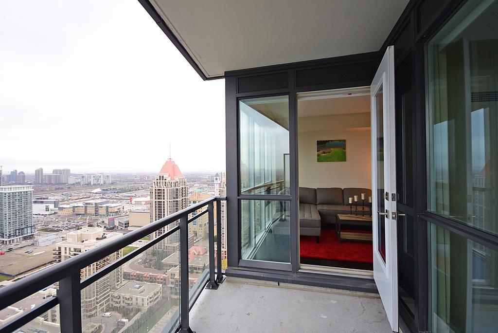 Royal Stays Furnished Apartments - Square One Mississauga Exterior foto