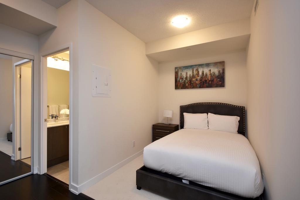 Royal Stays Furnished Apartments - Square One Mississauga Exterior foto